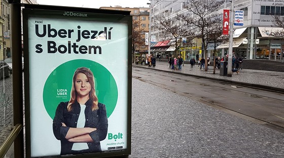 Reklama Boltu vyuívající jména Uber v Praze na Smíchov (9. ledna 2020)