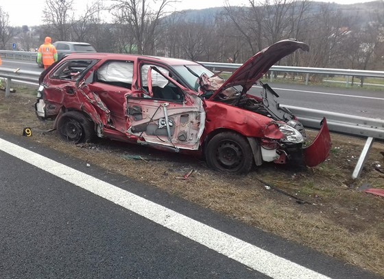 Na dálnici D5 směrem na Plzeň se střetl osobní vůz s kamionem. (6. ledna 2020)