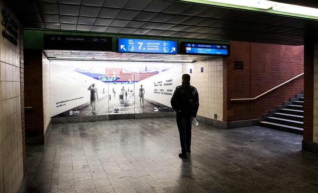 Grafika na stn, kterou koní levý podchod k nástupitím hlavního nádraí,...