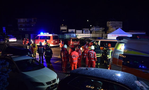 Autobus se v Benátkách zřítil z nadjezdu na trať, mrtvých jsou dvě desítky