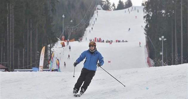 Lyování na sjezdovce v beskydské Bílé na Frýdecko-Místecku.