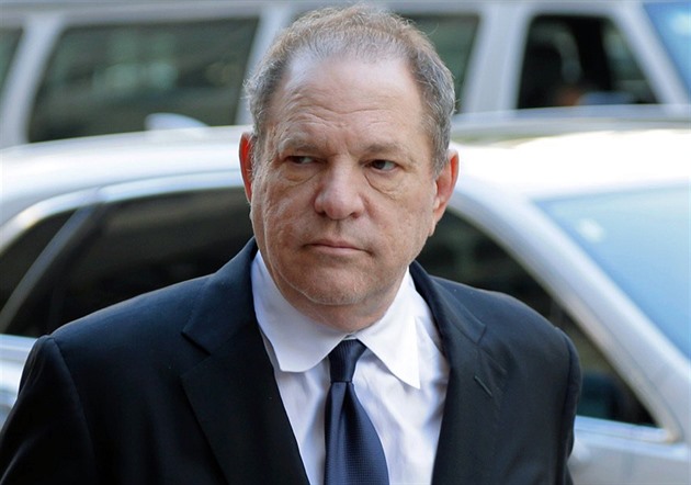 Weinstein čelí dalším obviněním ze sexuálních trestních činů. Pětice žen ho viní z přečinů z let 2004 až 2013