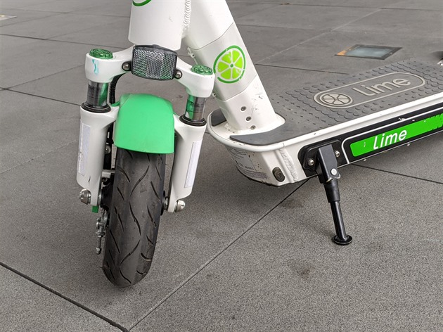 Hlavní zmnou je t잚í baterie ve stupátku, vtí a odpruená koleka a...