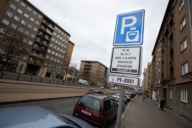 Praha upraví parkovací zóny. Zruší přenosná povolení i výhody pro elektroauta