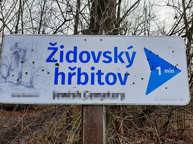 Prostílená cedule idovského hbitova v Sedlikách