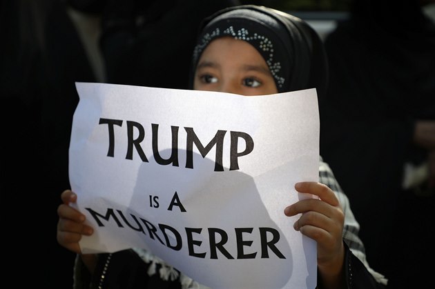 Fotogalerie: „Trump je vrah,“ říká nápis na papíře, který si na smuteční  obřad u íránské...
