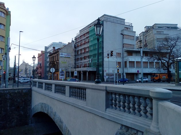 Na renovovaném mostu z roku 1896, první betonový tramvajový most v echách, pes Rokytku v Libni se objevily dv historické lampy, zatím vak bez osvtlovacích tles i hoák. Moná to bude památka na plynové lampy v Libni, které prakticky celou Libe od