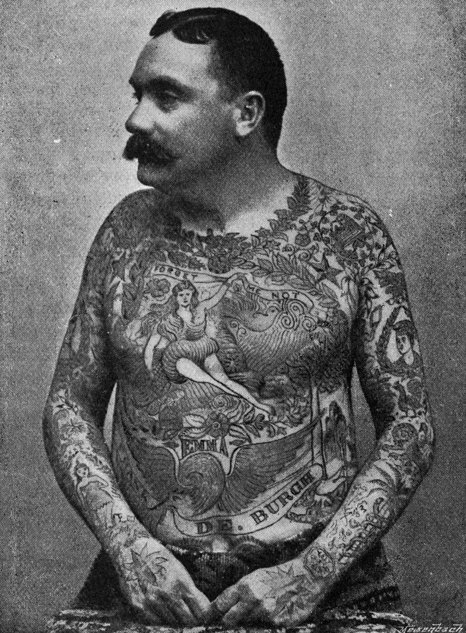 Pan Frank de Burgh tetování evidentn� miloval. Nechal se vyfotit v roce 1897.