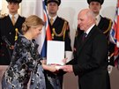 Slovenská prezidentka Zuzana aputová pedává vyznamenání Frantiku Miklokovi....