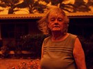 Žena a její muž stojí před svým domem v australském Novém Jižním Walesu, kde...