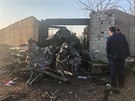 Trosky havarovaného letounu ukrajinských aerolinek, který se zítil krátce po...