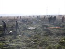 Írántí záchranái odnáejí tla obtí z místa havárie letounu ukrajinských...