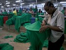 Sít proti komárm vyrábí napíklad továrna  A-Z Textile Mill v Tanzánii.