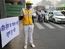 Respektujte zákaz vyjídní. Pomocník místních úad v Novém Dillí upozoruje v...