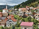 Obytné tvrti Travniku plhají vysoko do prudkých strání.
