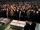Íránský prezident Hasan Rúhání a ajatolláh Alí Chameneí se modlí u rakve...