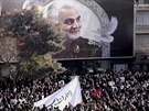 Rakev s tlem zabitého íránského generála Kásema Solejmáního spolu s dalími...