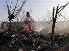 Záchranái prohledávají místo nehody letadla ukrajinských aerolinek, které se...
