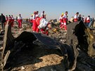 Záchranái erveného plmsíce prohledávají místo nehody ukrajinského letounu...