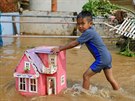 Indonéský chlapec v Jakart zachrauje své hraky. (2. ledna 2020)