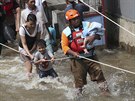 Indonéský záchraná v Tangerangu pi evakuaní akci. (2. ledna 2020)