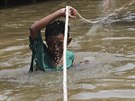 Indonéský chlapec pi záplavách v Jakart. (2. ledna 2020)