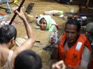 Mohutné det zaplavily ulice Jakarty a donutily tisíce lidí k evakuaci. (2....