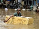 Mohutné det zaplavily ulice Jakarty a donutily tisíce lidí k evakuaci. (2....