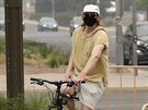 Austrálii suují rozsáhlé poáry. Lidé ve mst se chrání maskou ped...
