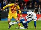 Lionel Messi z FC Barcelona se probíjí přes Didace Vilu z Espaňolu.