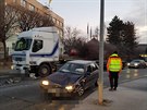 Sráka osobního auta s tahaem na namrzající vozovce v praské Uhínvsi. (3....