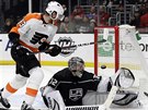 Jakub Voráek z Philadelphie v anci ped brankáem Jonathanem Quickem z Los...