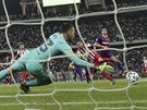 Barcelonský brankář Neto čelí střele  Kokeho z Atlética Madrid.