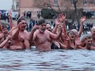 Otuilci se tradin vykoupali v ledové Vltav (6. ledna 2020)