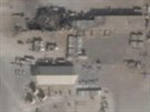 Srovnání satelitních snímk ped a po zásahu americké základny íránskou raketou
