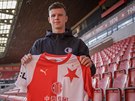 Fotbalový záloník Patrik Hellebrand pózuje s dresem praské Slavie.