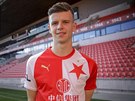 Fotbalový záloník Patrik Hellebrand pózuje v dresu praské Slavie.