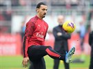 Zlatan Ibrahimovic z AC Milán se rozcviuje ped utkáním italské ligy proti...