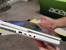 Acer ConceptD Ezel v režimu „grafický tablet“. Na snímku vidíte i dva USB-C...