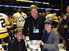Ronald Burkle a jeho synové Johna a Andrew se Stanely Cupem po výhře hokejového...