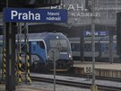 Porucha troleje zkomplikovala rann eleznin dopravu v Praze. Nkter osobn...