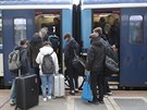Porucha troleje zkomplikovala rann eleznin dopravu v Praze. Nkter osobn...