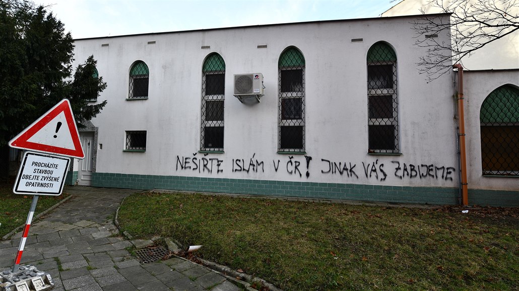 Vandal posprejoval brn�nskou me�itu nenávistným nápisem (4. ledna 2020).