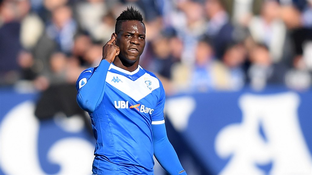 Úto�ník Mario Balotelli (Brescia) otev�el skóre v zápase proti Laziu �ím.