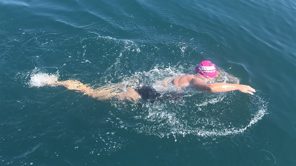 Plavkyně Markéta Pechová se snaží zdolat kanál La Manche (25. srpna 2019)
