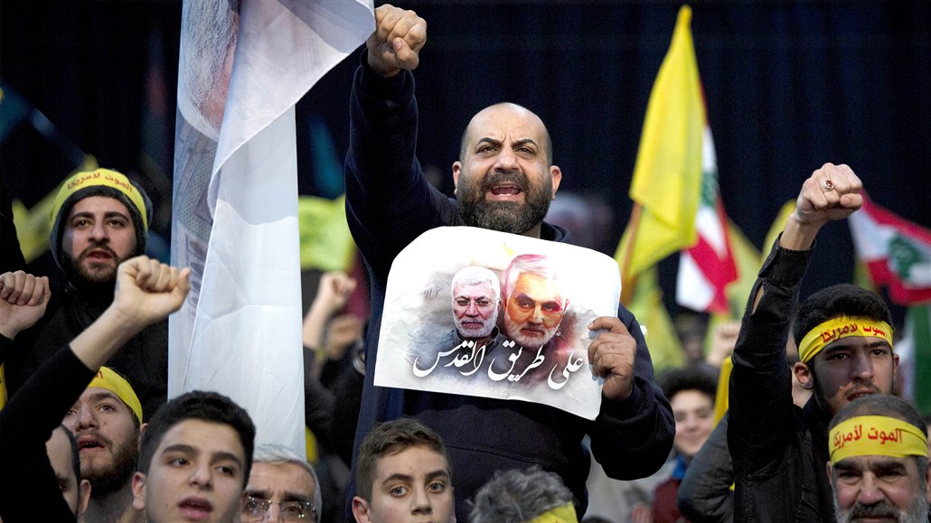Příznivce hnutí Hizballáh drží při demonstraci na jižním předměstí Bejrútu...