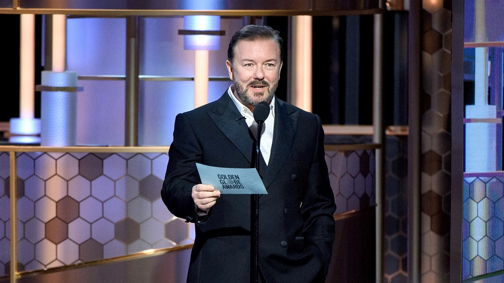 Britský komik Ricky Gervais v roli moderátora slavnostního předávání Zlatých...