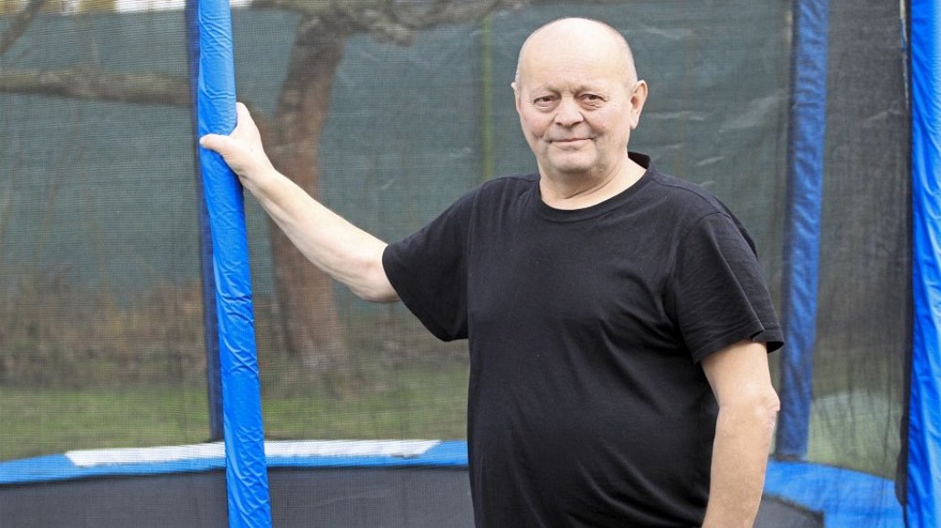 Pětašedesátiletý Jiří Šustr se od mládí věnoval stolnímu tenisu, dvacet let už...