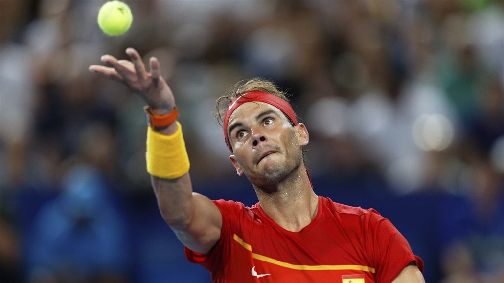 �pan�lský tenista Rafael Nadal  v duelu s Pablem Cuevasem z Uruguaye.
