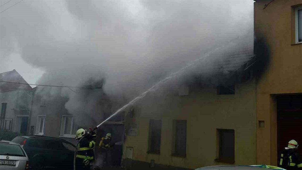 Opravář řezal na autě palivovou trubku, po explozi vzplál celý dům